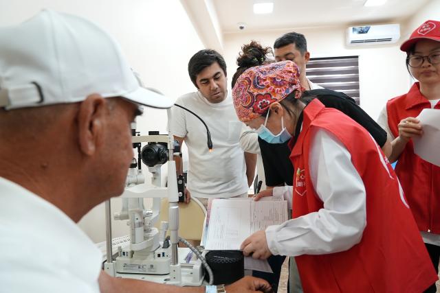 (260818) -- TASHKENT, Aug. 18, 2026 (Xinhua) -- A Chinese ophthalmologist communicates with local patients at an ophthalmic medical institution in Tashkent, Uzbekistan, Aug. 17, 2026. A Chinese volunteer medical team launched a charitable eye care program in the Uzbek cities of Tashkent and Kokand on Monday, offering free cataract surgeries to locals. (Xinhua/Zafar Khalilov)