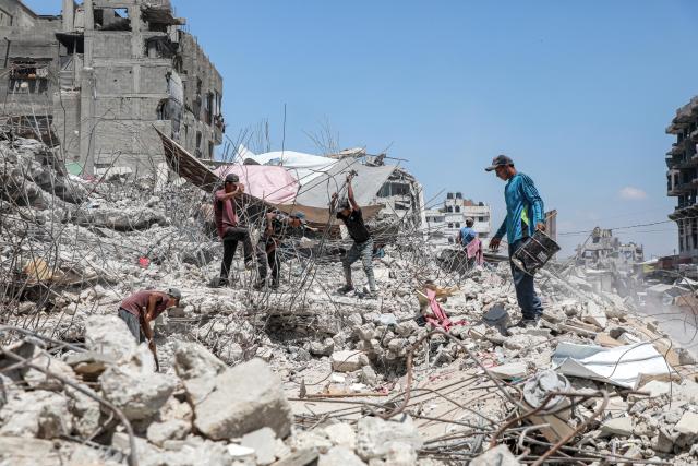 (260818) -- GAZA, Aug. 18, 2026 (Xinhua) -- Palestinians salvage iron rods from the ruins of destroyed homes, amid shortages of construction materials in the Gaza Strip, in Gaza City, Aug. 18, 2026. (Photo by Rizek Abdeljawad/Xinhua)