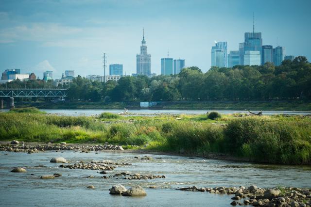 (260818) -- WARSAW, Aug. 18, 2026 (Xinhua) -- Low water levels expose shallow areas of the Vistula River in Warsaw, Poland, on Aug. 18, 2026. (Photo by Jaap Arriens/Xinhua)