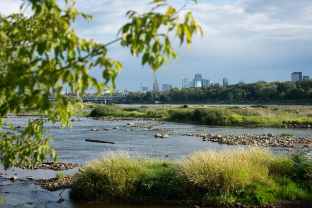 (260818) -- WARSAW, Aug. 18, 2026 (Xinhua) -- Low water levels expose shallow areas of the Vistula River in Warsaw, Poland, on Aug. 18, 2026. (Photo by Jaap Arriens/Xinhua)