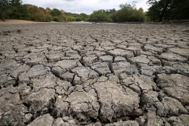 (260818) -- LONDON, Aug. 18, 2026 (Xinhua) -- Dried and cracked bed of the Hollow Pond is pictured in London, Britain, on Aug. 18, 2026. In Britain, extreme dryness becomes a defining feature of the summer. Provisional data from the Met Office showed that England and Wales experienced their driest July on record, while nearly three-quarters of England was officially under drought conditions by Aug. 10. (Xinhua/Li Ying)