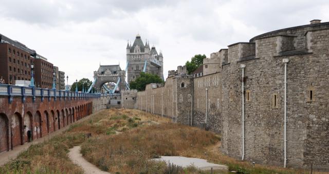 (260818) -- LONDON, Aug. 18, 2026 (Xinhua) -- Dry garden outside the Tower of London, turned yellow-brown due to dryness, is pictured in London, Britain, on Aug. 18, 2026. In Britain, extreme dryness becomes a defining feature of the summer. Provisional data from the Met Office showed that England and Wales experienced their driest July on record, while nearly three-quarters of England was officially under drought conditions by Aug. 10. (Xinhua/Li Ying)