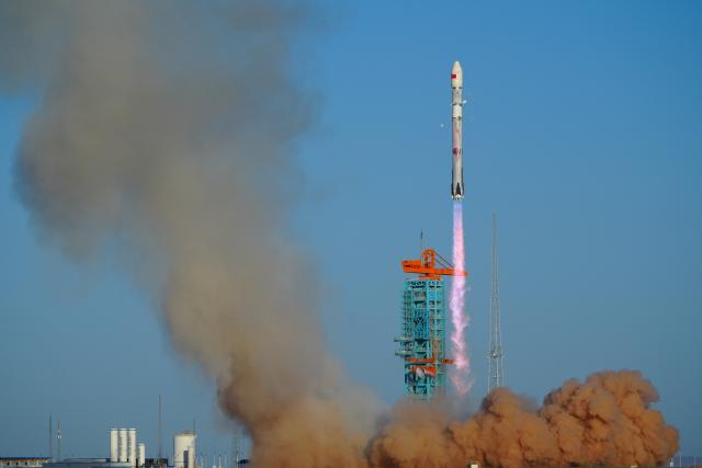 (260819) -- JIUQUAN, Aug. 19, 2026 (Xinhua) -- The Zhuque-3 Y2 rocket blasts off at the Dongfeng commercial space innovation pilot zone in northwest China, Aug. 19, 2026.
  China launched the reusable rocket Zhuque-3 on Wednesday morning, achieving its first recovery of a rocket's first stage on land.
  The land-based recovery of the rocket's first stage was completed as planned, and the flight mission was a complete success. (Photo by Wang Jiangbo/Xinhua)