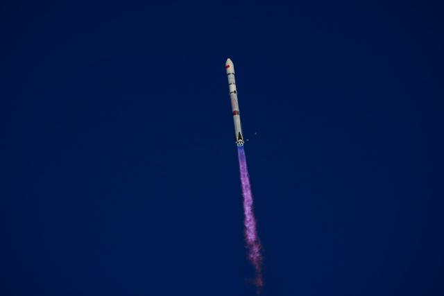 (260819) -- JIUQUAN, Aug. 19, 2026 (Xinhua) -- The Zhuque-3 Y2 rocket blasts off at the Dongfeng commercial space innovation pilot zone in northwest China, Aug. 19, 2026.
  China launched the reusable rocket Zhuque-3 on Wednesday morning, achieving its first recovery of a rocket's first stage on land.
  The land-based recovery of the rocket's first stage was completed as planned, and the flight mission was a complete success. (Photo by Wang Jiangbo/Xinhua)