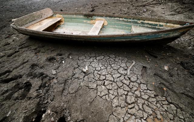 (260819) -- BEIJING, Aug. 19, 2026 (Xinhua) -- Dried and cracked bed of the Hollow Pond is pictured in London, Britain, on Aug. 18, 2026. In Britain, extreme dryness becomes a defining feature of the summer. Provisional data from the Met Office showed that England and Wales experienced their driest July on record, while nearly three-quarters of England was officially under drought conditions by Aug. 10. (Xinhua/Li Ying)