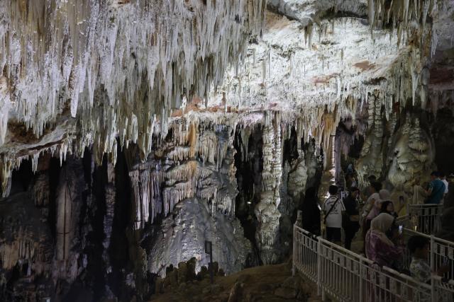 (260819) -- TLEMCEN , Aug. 19, 2026 (Xinhua) -- People visit the Beni Add caves in Tlemcen, Algeria, Aug. 17, 2026. The main gallery of Beni Add caves extend over 700 meters, with a depth reaching 57 meters, and are home to stalactites and stalagmites of varied shape. (Photo by Billel Bensalem/Xinhua)