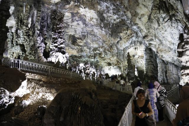 (260819) -- TLEMCEN , Aug. 19, 2026 (Xinhua) -- People visit the Beni Add caves in Tlemcen, Algeria, Aug. 17, 2026. The main gallery of Beni Add caves extend over 700 meters, with a depth reaching 57 meters, and are home to stalactites and stalagmites of varied shape. (Photo by Billel Bensalem/Xinhua)