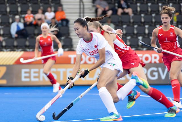 (260819) -- AMSTELVEEN, Aug. 19, 2026 (Xinhua) -- Li Hong of China (front L) competes during the FIH Hockey World Cup 2026 women's Pool D match between China and England in Amstelveen, the Netherlands, Aug. 18, 2026. (Photo by Sylvia Lederer/Xinhua)