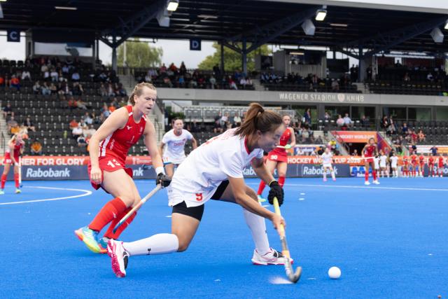 (260819) -- AMSTELVEEN, Aug. 19, 2026 (Xinhua) -- Ma Ning of China (front R) competes during the FIH Hockey World Cup 2026 women's Pool D match between China and England in Amstelveen, the Netherlands, Aug. 18, 2026. (Photo by Sylvia Lederer/Xinhua)