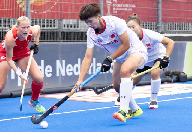 (260819) -- AMSTELVEEN, Aug. 19, 2026 (Xinhua) -- Liu Chencheng of China (2nd L) competes during the FIH Hockey World Cup 2026 women's Pool D match between China and England in Amstelveen, the Netherlands, Aug. 18, 2026. (Photo by Sylvia Lederer/Xinhua)