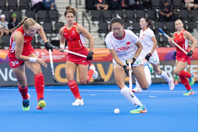 (260819) -- AMSTELVEEN, Aug. 19, 2026 (Xinhua) -- Li Hong of China (front R) competes during the FIH Hockey World Cup 2026 women's Pool D match between China and England in Amstelveen, the Netherlands, Aug. 18, 2026. (Photo by Sylvia Lederer/Xinhua)