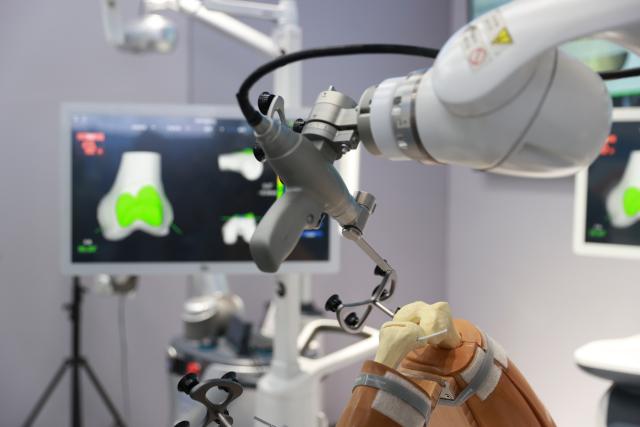 (260819) -- BEIJING, Aug. 19, 2026 (Xinhua) -- An AI-powered surgical robotic arm developed by Longwood Valley MedTech gives a demonstration at Robot Mall, a robot 4S showroom, in Beijing, capital of China, July 1, 2026. The Beijing Economic-Technological Development Area, also known as Beijing E-Town, has managed to cultivate and strengthen a modern system of emerging and forward-looking industries. (Photo by Ma Zihan/Xinhua)