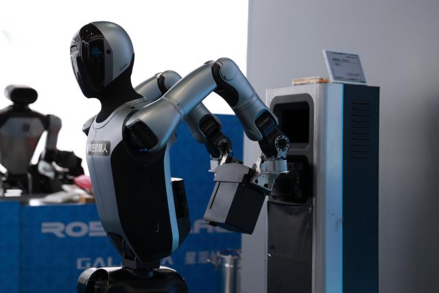 (260819) -- BEIJING, Aug. 19, 2026 (Xinhua) -- A sorting robot of UBTECH autonomously changes its own battery at Robot Mall, a robot 4S showroom, in Beijing, capital of China, July 1, 2026. The Beijing Economic-Technological Development Area, also known as Beijing E-Town, has managed to cultivate and strengthen a modern system of emerging and forward-looking industries. (Photo by Ma Zihan/Xinhua)