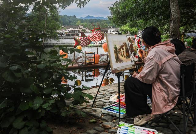 (260819) -- HUANGSHAN, Aug. 19, 2026 (Xinhua) -- Students paint from life in Hongcun Village in Yixian County of Huangshan City, east China's Anhui Province, Aug. 18, 2026. (Xinhua/Chang Nengjia)