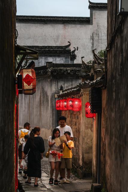 (260819) -- HUANGSHAN, Aug. 19, 2026 (Xinhua) -- People visit Hongcun Village, Yixian County of Huangshan City, east China's Anhui Province, Aug. 18, 2026. (Xinhua/Chang Nengjia)