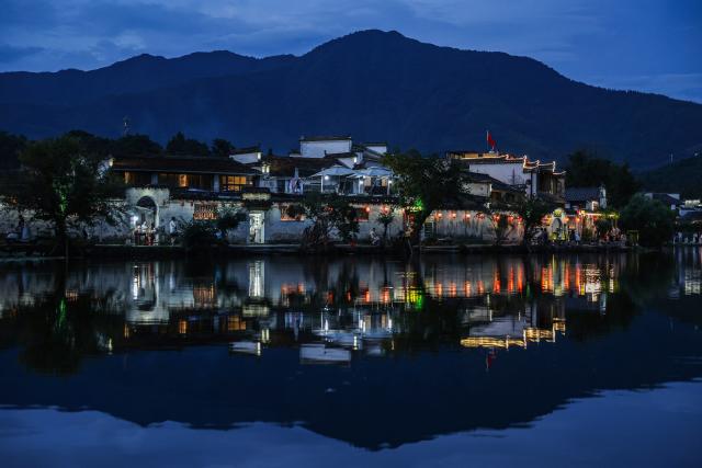 (260819) -- HUANGSHAN, Aug. 19, 2026 (Xinhua) -- Hongcun Village is seen at dusk in Yixian County of Huangshan City, east China's Anhui Province, Aug. 18, 2026. (Xinhua/Chang Nengjia)