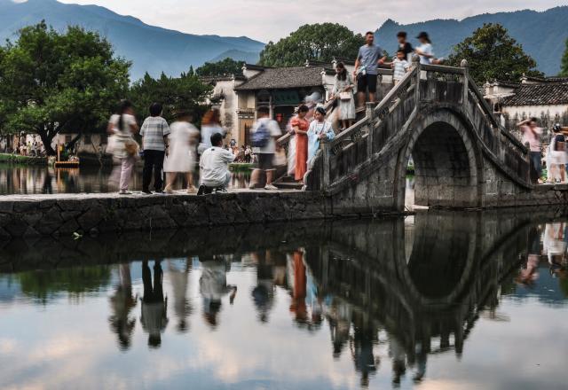 (260819) -- HUANGSHAN, Aug. 19, 2026 (Xinhua) -- People visit Hongcun Village, Yixian County of Huangshan City, east China's Anhui Province, Aug. 18, 2026. (Xinhua/Chang Nengjia)