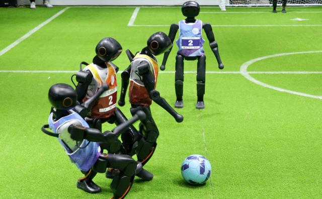 (260819) -- BEIJING, Aug. 19, 2026 (Xinhua) -- Robots stage a football match during the 2026 World Robot Conference in Beijing, capital of China, Aug. 19, 2026. Themed "Human-Robot Symbiosis, Production-Demand Convergence," the 2026 edition of the conference kicked off here on Wednesday. (Xinhua/Li Xin)