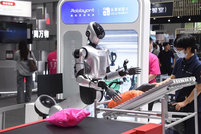 (260819) -- BEIJING, Aug. 19, 2026 (Xinhua) -- A robot demonstrates package sorting skills during the 2026 World Robot Conference in Beijing, capital of China, Aug. 19, 2026. Themed "Human-Robot Symbiosis, Production-Demand Convergence," the 2026 edition of the conference kicked off here on Wednesday. (Xinhua/Ren Chao)