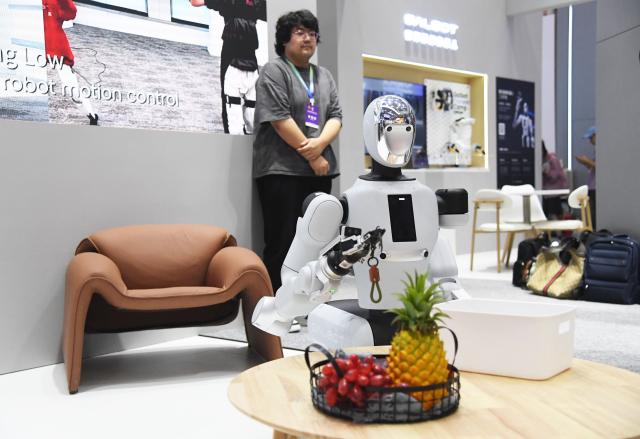 (260819) -- BEIJING, Aug. 19, 2026 (Xinhua) -- A robot demonstrates housekeeping skills during the 2026 World Robot Conference in Beijing, capital of China, Aug. 19, 2026. Themed "Human-Robot Symbiosis, Production-Demand Convergence," the 2026 edition of the conference kicked off here on Wednesday. (Xinhua/Ren Chao)