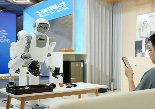 (260819) -- BEIJING, Aug. 19, 2026 (Xinhua) -- A robot demonstrates its ability of doing chores during the 2026 World Robot Conference in Beijing, capital of China, Aug. 19, 2026. Themed "Human-Robot Symbiosis, Production-Demand Convergence," the 2026 edition of the conference kicked off here on Wednesday. (Xinhua/Zhang Chenlin)