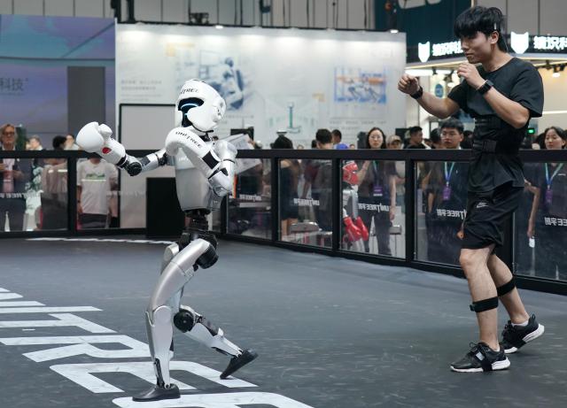 (260819) -- BEIJING, Aug. 19, 2026 (Xinhua) -- A robot demonstrates its boxing ability during the 2026 World Robot Conference in Beijing, capital of China, Aug. 19, 2026. Themed "Human-Robot Symbiosis, Production-Demand Convergence," the 2026 edition of the conference kicked off here on Wednesday. (Xinhua/Zhang Chenlin)