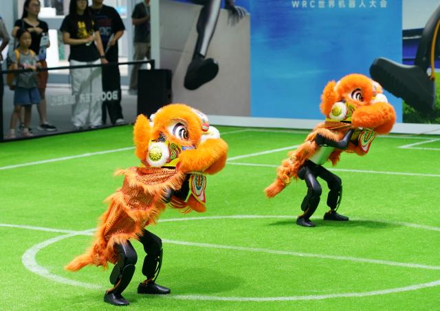 (260819) -- BEIJING, Aug. 19, 2026 (Xinhua) -- Robots perform lion dance during the 2026 World Robot Conference in Beijing, capital of China, Aug. 19, 2026. Themed "Human-Robot Symbiosis, Production-Demand Convergence," the 2026 edition of the conference kicked off here on Wednesday. (Xinhua/Zhang Chenlin)