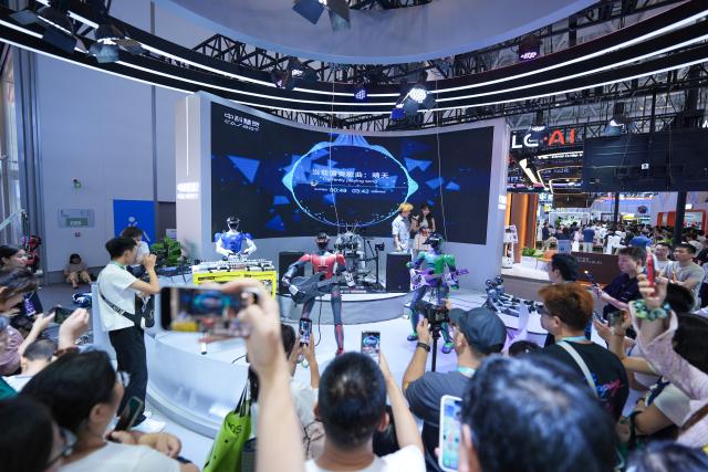 (260819) -- BEIJING, Aug. 19, 2026 (Xinhua) -- A robot band performs with staff members during the 2026 World Robot Conference in Beijing, capital of China, Aug. 19, 2026. Themed "Human-Robot Symbiosis, Production-Demand Convergence," the 2026 edition of the conference kicked off here on Wednesday. (Xinhua/Xie Han)