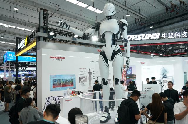 (260819) -- BEIJING, Aug. 19, 2026 (Xinhua) -- People visit the 2026 World Robot Conference in Beijing, capital of China, Aug. 19, 2026. Themed "Human-Robot Symbiosis, Production-Demand Convergence," the 2026 edition of the conference kicked off here on Wednesday. (Xinhua/Zhang Chenlin)