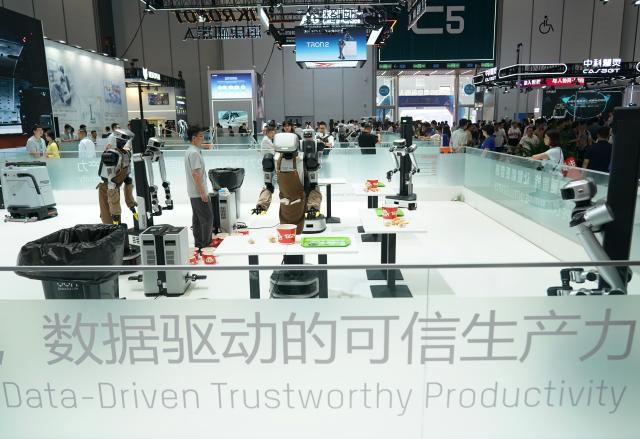 (260819) -- BEIJING, Aug. 19, 2026 (Xinhua) -- Robots are pictured during a simulated dining table clearing scenario during the 2026 World Robot Conference in Beijing, capital of China, Aug. 19, 2026. Themed "Human-Robot Symbiosis, Production-Demand Convergence," the 2026 edition of the conference kicked off here on Wednesday. (Xinhua/Zhang Chenlin)