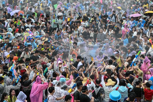 (260819) -- BAOTING, Aug. 19, 2026 (Xinhua) -- People attend a water festival held in Baoting Li and Miao Autonomous County, south China's Hainan Province, Aug. 19, 2026.
  A water festival is held here on Wednesday, on the occasion of the Qixi Festival, the Chinese version of the Valentine's Day. (Xinhua/Pu Xiaoxu)
