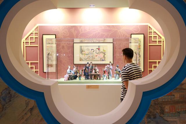 (260819) -- BISHKEK, Aug. 19, 2026 (Xinhua) -- A man visits the exhibition "Harmony Creates Beauty: An Art Exhibition of Ancient Chinese Civilization" at the National History Museum of the Kyrgyz Republic in Bishkek, Kyrgyzstan, Aug. 18, 2026.
  The three-month exhibition, under the direction of China's National Cultural Heritage Administration, is jointly organized by the Tianjin Municipal Administration of Culture and Tourism, the Cultural Relics Bureau of the Inner Mongolia Autonomous Region, the Tianjin Museum, the Inner Mongolia Museum, the National History Museum of the Kyrgyz Republic, and the Chinese Cultural Center in Bishkek. (Photo by Roman Gainanov/Xinhua)
