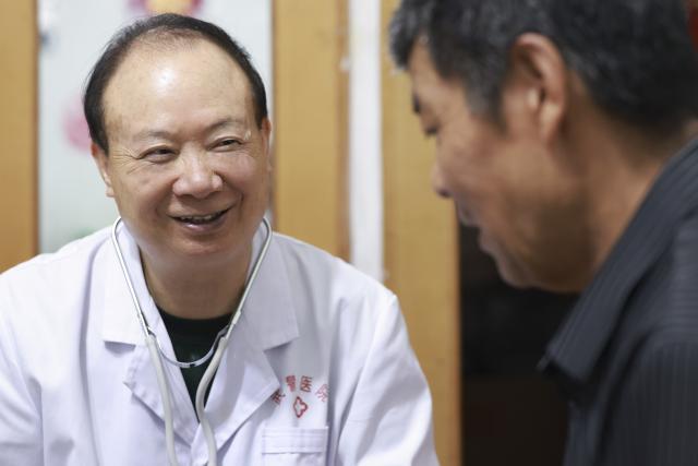 (260819) -- URUMQI, Aug. 19, 2026 (Xinhua) -- Zhuang Shihua visits a patient for free clinic service in Urumqi, northwest China's Xinjiang Uygur Autonomous Region, July 27, 2026.
  Zhuang Shihua, a veteran hepatobiliary surgeon and former president of the hospital affiliated to the Xinjiang Armed Police Corps, has been in the country's far west for over five decades.
  His team has successfully completed more than 140,000 minimally invasive hepatobiliary surgeries, and made seven breakthroughs that filled the domestic gap in the field. Apart from clinical practice, Zhuang has cultivated a large number of key personnel, and supported grassroots medical workers who have stood firm on the front lines of public health.
  Zhuang's medical expertise brought him many opportunities to make a fortune, but he turned down the offers and stayed in Xinjiang.
  Zhuang often visited patients in the pastoral areas of Tianshan Mountains. He also provided financial assistance to over 70 underprivileged students and helped more than 690 households with patients out of poverty. (Xinhua/Wang Fei)