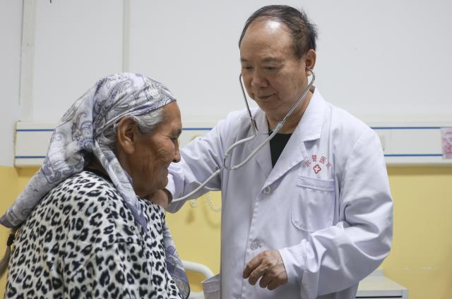 (260819) -- URUMQI, Aug. 19, 2026 (Xinhua) -- Zhuang Shihua is on his ward rounds at night at the hospital affiliated to the Xinjiang Armed Police Corps in Urumqi, northwest China's Xinjiang Uygur Autonomous Region, July 27, 2026.
  Zhuang Shihua, a veteran hepatobiliary surgeon and former president of the hospital affiliated to the Xinjiang Armed Police Corps, has been in the country's far west for over five decades.
  His team has successfully completed more than 140,000 minimally invasive hepatobiliary surgeries, and made seven breakthroughs that filled the domestic gap in the field. Apart from clinical practice, Zhuang has cultivated a large number of key personnel, and supported grassroots medical workers who have stood firm on the front lines of public health.
  Zhuang's medical expertise brought him many opportunities to make a fortune, but he turned down the offers and stayed in Xinjiang.
  Zhuang often visited patients in the pastoral areas of Tianshan Mountains. He also provided financial assistance to over 70 underprivileged students and helped more than 690 households with patients out of poverty. (Xinhua/Wang Fei)