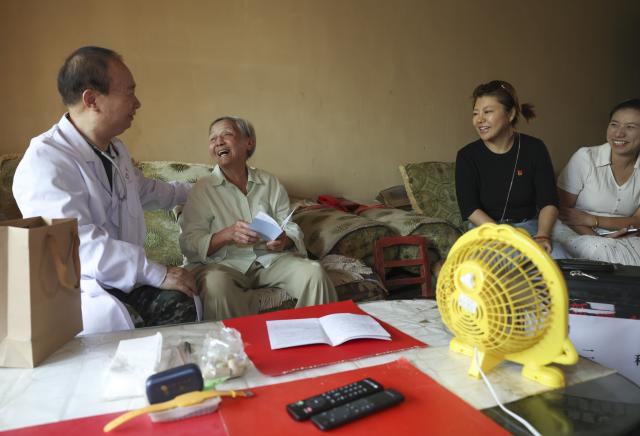 (260819) -- URUMQI, Aug. 19, 2026 (Xinhua) -- Zhuang Shihua (1st L) visits a patient (2nd L) for free clinic service in Urumqi, northwest China's Xinjiang Uygur Autonomous Region, July 27, 2026.
  Zhuang Shihua, a veteran hepatobiliary surgeon and former president of the hospital affiliated to the Xinjiang Armed Police Corps, has been in the country's far west for over five decades.
  His team has successfully completed more than 140,000 minimally invasive hepatobiliary surgeries, and made seven breakthroughs that filled the domestic gap in the field. Apart from clinical practice, Zhuang has cultivated a large number of key personnel, and supported grassroots medical workers who have stood firm on the front lines of public health.
  Zhuang's medical expertise brought him many opportunities to make a fortune, but he turned down the offers and stayed in Xinjiang.
  Zhuang often visited patients in the pastoral areas of Tianshan Mountains. He also provided financial assistance to over 70 underprivileged students and helped more than 690 households with patients out of poverty. (Xinhua/Wang Fei)