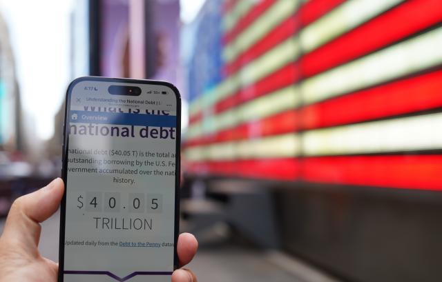 (260819) -- NEW YORK, Aug. 19, 2026 (Xinhua) -- This photo taken on Aug. 19, 2026 shows the U.S. national debt surpassing 40 trillion U.S. dollars, in New York, the United States. The U.S. national debt has surpassed 40 trillion U.S. dollars, according to data released by the Treasury Department on Wednesday. (Xinhua/Zhang Fengguo)