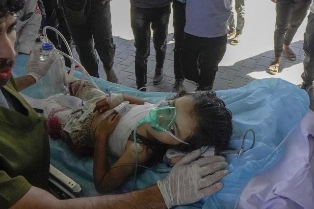 (260819) -- GAZA, Aug. 19, 2026 (Xinhua) -- An injured child is seen after being evacuated from the site of an Israeli airstrike, at Al-Shifa hospital, in Gaza City, on Aug. 19, 2026. At least nine Palestinians, including a woman, were killed Wednesday in an Israeli airstrike targeting a Hamas-run municipal police headquarters in central Gaza City, according to Palestinian sources.
Sources and witnesses said the airstrike caused a large explosion and scattered shrapnel around the headquarters, which is surrounded by tents housing displaced people. (Photo by Rizek Abdeljawad/Xinhua)