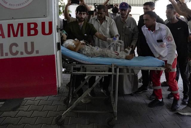 (260819) -- GAZA, Aug. 19, 2026 (Xinhua) -- An injured child is seen after being evacuated from the site of an Israeli airstrike, at Al-Shifa hospital, in Gaza City, on Aug. 19, 2026. At least nine Palestinians, including a woman, were killed Wednesday in an Israeli airstrike targeting a Hamas-run municipal police headquarters in central Gaza City, according to Palestinian sources.
Sources and witnesses said the airstrike caused a large explosion and scattered shrapnel around the headquarters, which is surrounded by tents housing displaced people. (Photo by Rizek Abdeljawad/Xinhua)