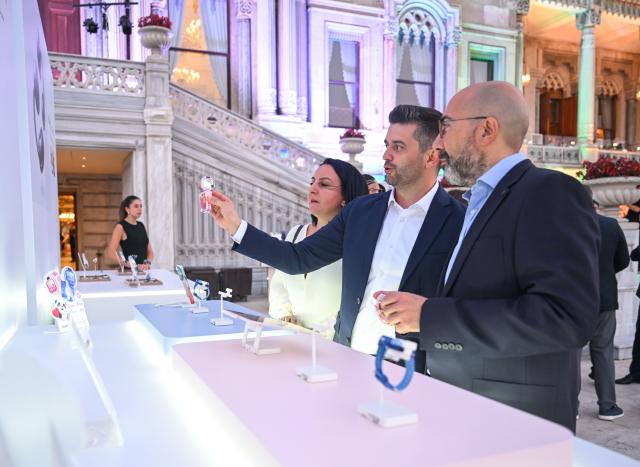 (260819) -- ISTANBUL, Aug. 19, 2026 (Xinhua) -- Guests try Huawei products at Huawei's new product launch event in Istanbul, Türkiye, Aug. 19, 2026. On Wednesday evening, Huawei held a product launch event in Istanbul, unveiling the Pura 90s series smartphones, tablets, smart wearables and other products for the Turkish market. (Xinhua/Liu Lei)