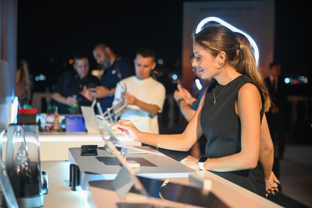 (260819) -- ISTANBUL, Aug. 19, 2026 (Xinhua) -- Guests try Huawei products at Huawei's new product launch event in Istanbul, Türkiye, Aug. 19, 2026. On Wednesday evening, Huawei held a product launch event in Istanbul, unveiling the Pura 90s series smartphones, tablets, smart wearables and other products for the Turkish market. (Xinhua/Liu Lei)