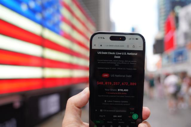 (260819) -- NEW YORK, Aug. 19, 2026 (Xinhua) -- This photo taken on Aug. 19, 2026 shows the U.S. national debt surpassing 40 trillion U.S. dollars, in New York, the United States. The U.S. national debt has surpassed 40 trillion dollars for the first time in history, according to data released by the Treasury Department on Wednesday. (Xinhua/Zhang Fengguo)