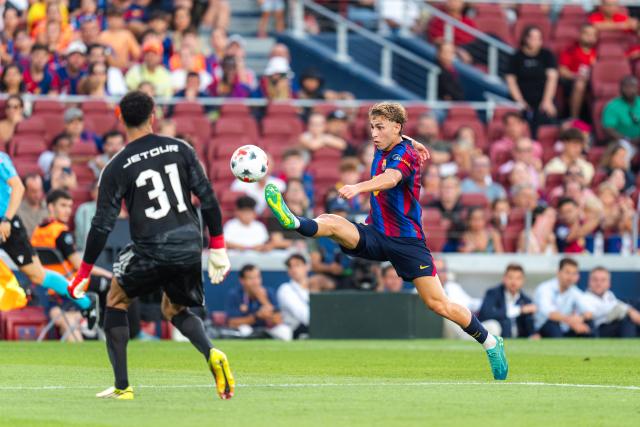(260820) -- BARCELONA, Aug. 20, 2026 (Xinhua) -- FC Barcelona's Fermin Lopez (R) competes during the 61st Joan Gamper Trophy football match between FC Barcelona and Al Ahly FC in Barcelona, Spain, Aug. 19, 2026. (Photo by Joan Gosa/Xinhua)
