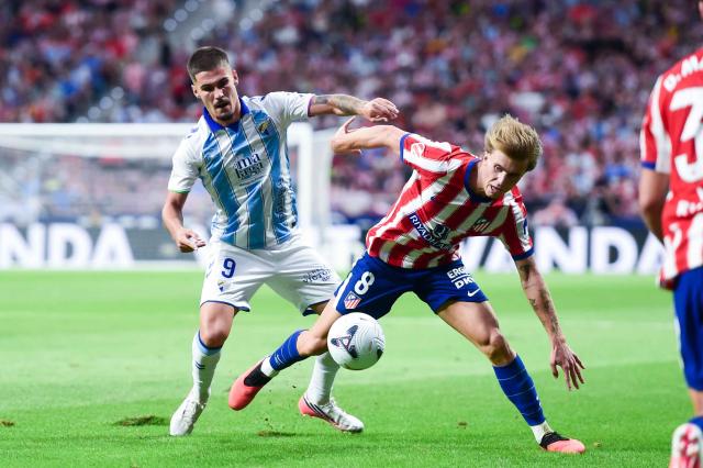 (260820) -- MADRID, Aug. 20, 2026 (Xinhua) -- Atletico de Madrid's Pablo Barrios (R) vies with Malaga's Chupe during the Liga football match between Atletico de Madrid and Malaga at Metropolitano stadium in Madrid, Spain, Aug. 19, 2026. (Photo by Gustavo Valiente/Xinhua)