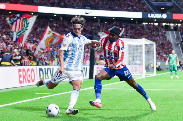(260820) -- MADRID, Aug. 20, 2026 (Xinhua) -- Atletico de Madrid's Ademola Lookman (R) vies with Malaga's Angel Recio during the Liga football match between Atletico de Madrid and Malaga at Metropolitano stadium in Madrid, Spain, Aug. 19, 2026. (Photo by Gustavo Valiente/Xinhua)