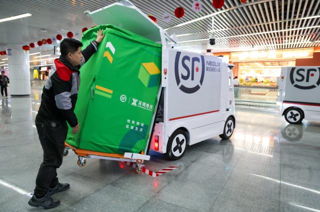 (260820) -- SHENZHEN, Aug. 20, 2026 (Xinhua) -- A staff member loads parcels into a functional autonomous vehicle of logistics service provider SF Express at Futian Railway Station in Shenzhen, south China's Guangdong Province, Jan. 21, 2025.
  Logistics service providers in Shenzhen have accelerated the commercial deployment of functional autonomous vehicles in recent years, an effort which has helped reduce the physical workload of courier workers while improving delivery efficiency. 
   As of July 2026, there are a total of 837 functional autonomous vehicles operating in Shenzhen's logistics sector, serving 2,890 routes with a road coverage of around 13,000 kilometers. (Xinhua/Mao Siqian)