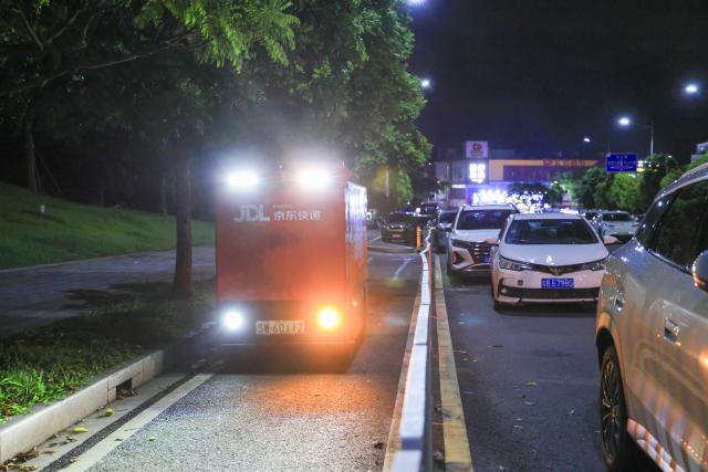 (260820) -- SHENZHEN, Aug. 20, 2026 (Xinhua) -- A functional autonomous vehicle of logistics service provider JD Logistics runs on a road in Pingshan District, Shenzhen, south China's Guangdong Province, Aug. 19, 2026.
  Logistics service providers in Shenzhen have accelerated the commercial deployment of functional autonomous vehicles in recent years, an effort which has helped reduce the physical workload of courier workers while improving delivery efficiency. 
   As of July 2026, there are a total of 837 functional autonomous vehicles operating in Shenzhen's logistics sector, serving 2,890 routes with a road coverage of around 13,000 kilometers. (Xinhua/Mao Siqian)