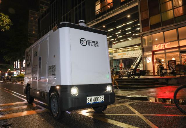 (260820) -- SHENZHEN, Aug. 20, 2026 (Xinhua) -- A functional autonomous vehicle of logistics service provider SF Express runs on a road in Futian District, Shenzhen, south China's Guangdong Province, Aug. 18, 2026.
  Logistics service providers in Shenzhen have accelerated the commercial deployment of functional autonomous vehicles in recent years, an effort which has helped reduce the physical workload of courier workers while improving delivery efficiency. 
   As of July 2026, there are a total of 837 functional autonomous vehicles operating in Shenzhen's logistics sector, serving 2,890 routes with a road coverage of around 13,000 kilometers. (Xinhua/Mao Siqian)