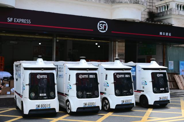(260820) -- SHENZHEN, Aug. 20, 2026 (Xinhua) -- Functional autonomous vehicles are pictured at a branch of logistics service provider SF Express in Longgang District, Shenzhen, south China's Guangdong Province, Sept. 3, 2025.
  Logistics service providers in Shenzhen have accelerated the commercial deployment of functional autonomous vehicles in recent years, an effort which has helped reduce the physical workload of courier workers while improving delivery efficiency. 
   As of July 2026, there are a total of 837 functional autonomous vehicles operating in Shenzhen's logistics sector, serving 2,890 routes with a road coverage of around 13,000 kilometers. (Photo by Song Jinrong/Xinhua)