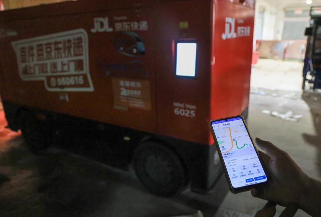 (260820) -- SHENZHEN, Aug. 20, 2026 (Xinhua) -- A staff member uses a mobile app to operate a functional autonomous vehicle of logistics service provider JD Logistics in Pingshan District, Shenzhen, south China's Guangdong Province, Aug. 19, 2026.
  Logistics service providers in Shenzhen have accelerated the commercial deployment of functional autonomous vehicles in recent years, an effort which has helped reduce the physical workload of courier workers while improving delivery efficiency. 
   As of July 2026, there are a total of 837 functional autonomous vehicles operating in Shenzhen's logistics sector, serving 2,890 routes with a road coverage of around 13,000 kilometers. (Xinhua/Mao Siqian)