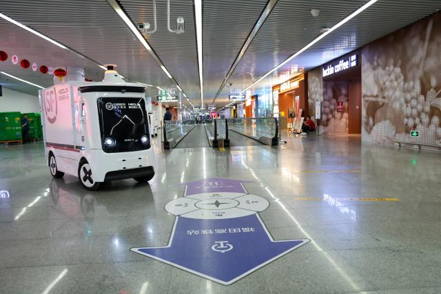 (260820) -- SHENZHEN, Aug. 20, 2026 (Xinhua) -- A functional autonomous vehicle of logistics service provider SF Express is seen in operation at Futian Railway Station in Shenzhen, south China's Guangdong Province, Jan. 21, 2025.
  Logistics service providers in Shenzhen have accelerated the commercial deployment of functional autonomous vehicles in recent years, an effort which has helped reduce the physical workload of courier workers while improving delivery efficiency. 
   As of July 2026, there are a total of 837 functional autonomous vehicles operating in Shenzhen's logistics sector, serving 2,890 routes with a road coverage of around 13,000 kilometers. (Xinhua/Mao Siqian)